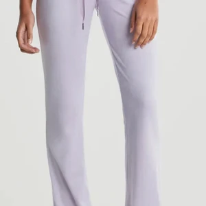 Lilla mjukisbyxor  - Ett par lilla mjukisbyxor från gina tricot, storlek S. Använda 2 gånger.