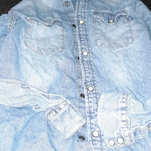 Jeans jacka - Jag har inte den till nån användning längre ganska bra skick tycker jag använt den typ 2 gånger. Priset kan diskuteras 