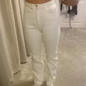 Perfekta vita sommar jeans från weekday!🌸 Inga fläckar och varsamt använda! Jag är 163 cm och bär xs/s för referens☺️