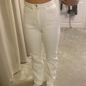 Weekday jeans - Perfekta vita sommar jeans från weekday!🌸 Inga fläckar och varsamt använda! Jag är 163 cm och bär xs/s för referens☺️