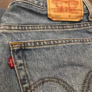 Lite lösare jeans från Levi’s i en klassisk blå färg. 