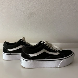 Vans Platform Dam - Säljer nu mina super fina platform vans skor då de inte kommer till användning här hemma och jag hoppas på att någon annan får bättre användning för dom. Skorna är i EU strl 37 men jag skulle säga mer 38 då jag alltid brukar ha 38 i alla skor och dem här passar perfekt. Skorna är i princip nyskick då de nästan inte är använda alls.                                                         Köparen står för frakten 📦 