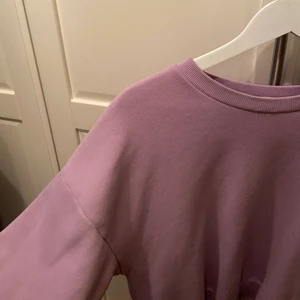 Sweatshirt - Knappt använd, köpare står för frakt 