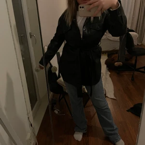 Jacka  - As cool blazer i skinn liknande material med ”skärp” i midjan❤️‍🔥⚡️köpt för nått år sen på Mango och använd max 5 gånger så i nyskick!! Säljer för att det inte riktigt är min stil längre😌OBS!! Strlk m men passar även s och xs!! 