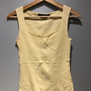 Linne  - Jättegulligt linne köpt second hand! Bara använt ett par gånger och i fin kvalitet! Märket är Kappahl och storleken är 34. Säljer för 50kr+frakt!