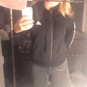 Adidas ‎tröja ‎ - En adidas tröja jag säljer för använder den aldrig längre . Storlek S om ni är intresserad av att köpa så tvättas den såklart innan, den kostar vanligt vis 400/300 betalning via swish 