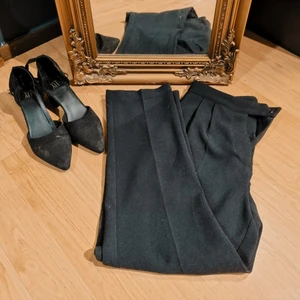 Kostymbyxor Från NA-KD - Jättefina planterade kostymbyxor i svart med dragkedja, knapp och fickor👯‍♀️. I mjukmaterial. Förstora för mig då aldrig använda! Kan köra ut för 30kr i Västerås eller så möts vi upp eller vanlig frakt🚚