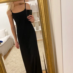 Svart maxi klänningen - En svart maxi klänning jag funderade på att ha på nyår men aldrig använde. Så fin rygg och i ett lite glittrigt tyg. Köptes på sellpy och har lappen kvar, i klänningen står det M dock har någon sitt in den så nu passar den XS/S skulle jag säga. Väldigt lång och tror de flesta hade behövt så upp den, själv är jag 170 cm med långa ben💓 PRIS 100kr + frakt 