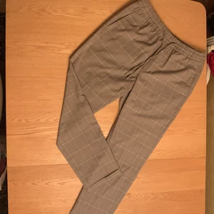 Byxa från H&M - Byxa med resår och dragsko i midjan. Sparsamt använda 