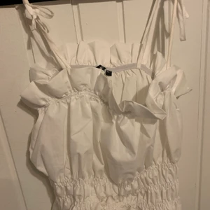 Söt topp - Ett jättefint sommarlinne med volanger som jag säljer eftersom det är för stort! Frakt tillkommer❤️❤️ mvh ylva