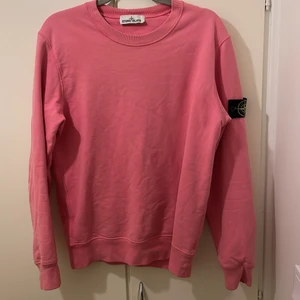 Stone Island Pink tröja (Kvitto finns)  - Knappt använt skick 9/10. Tröjan är köpt på Stone Islands egna affär i Östermalm om du är intresserad hmu. (Kvitto och Stone Island påse finns) original pris är 2100. Tröja säljs för lite mer på Farfetch.