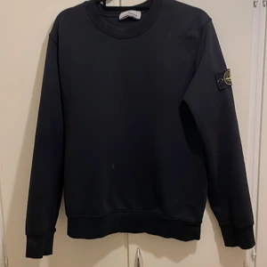 Stone Island black tröja  - Tröjan är beställd från Fartech (kvitto finns ej men jag kan skicka bevis på QR koden om ni vill ha bevis på att den är äkta) knappt använd skick 7/10. Original pris ( köpt för 2500) mitt pris 1450 