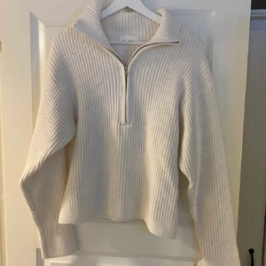 Vit half zip tröja  - Säljer min nya och eftertraktade tröja från H&M i storlek XS, har för mig att den är slut i den storleken. Köpt för någon vecka sen och har bara testat den så den är i nyskick. (Lånad bild) skriv privat för fler bilder❤️❤️