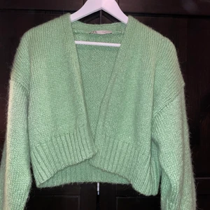 Stickad croppad kofta Zara strl S - Superfin ”oversized” men croppad kofta från zara. Använd endast en gång! Bilderna gör inte den fina gröna färgen rättvis tyvärr, den är grönare i verkligheten 💚💚 kan mötas upp i Stockholm annars står köparen för frakten🎈