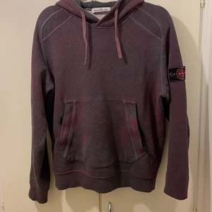 Limited edition Stone Island Hoodie - Limiterad stone island tröja (Kvitto och Stone island påse finns) Köpt på Stone island affären i Östermalm. Nypris 3200 mitt pris 2450. Skick 9/10 knappt använd. Fickor med dragkedja finns på tröjan. Fickorna är som i en munk hoodie alltså att det är som ett hål. Patchen på tröjan ska se ut som den gör eftersom att den är limiterad. För mer info Hmu