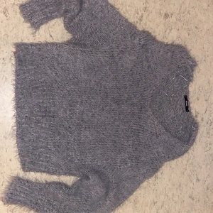 Mysig päls tröja  - En sjukt varm och mysig päls tröja från BikBok. Den är ”off shoulder” och sitter jättefint på. Nästintill nyskick.          Storlek S/36. 