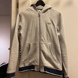 Hugo Boss - Hugo Boss zip hoodie, den är i väldigt bra skick utan några hål eller liknande 