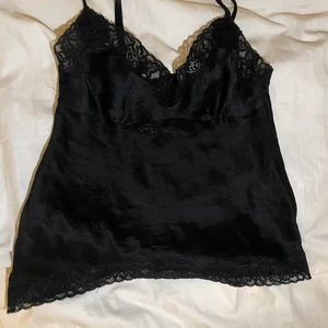 Söt spets topp - Svart spets topp från yamamay i storlek S. Använd fåtal gånger. Perfekt till fest. Skriv vid intresse 😊