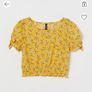 Liten topp från H&M.  - Liten topp med somrigt mönster. I storleken S, men den är lite bredare i axlarna. I butik kostar den 129. Men säljer den för 60 kr + frakt, då jag använt den vid ett tillfälle. Betalning via swisch.