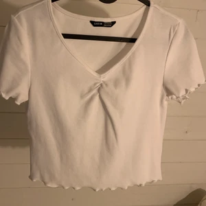 Vit tröja - Vit tröja från shein korta ärmar och croppad. Säljer en likadan grå