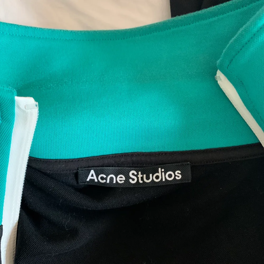 Acne Studios tröja i Väldigt fint skick. Som inte längre änvänds. Sparsamt använd. Nypris 2500kr. Öppen för byten också.. Tröjor & Koftor.