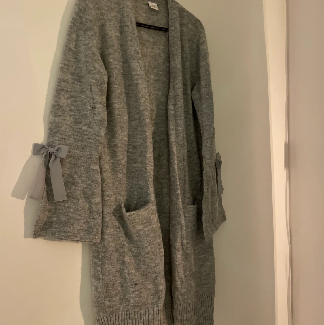Grå stickad kofta