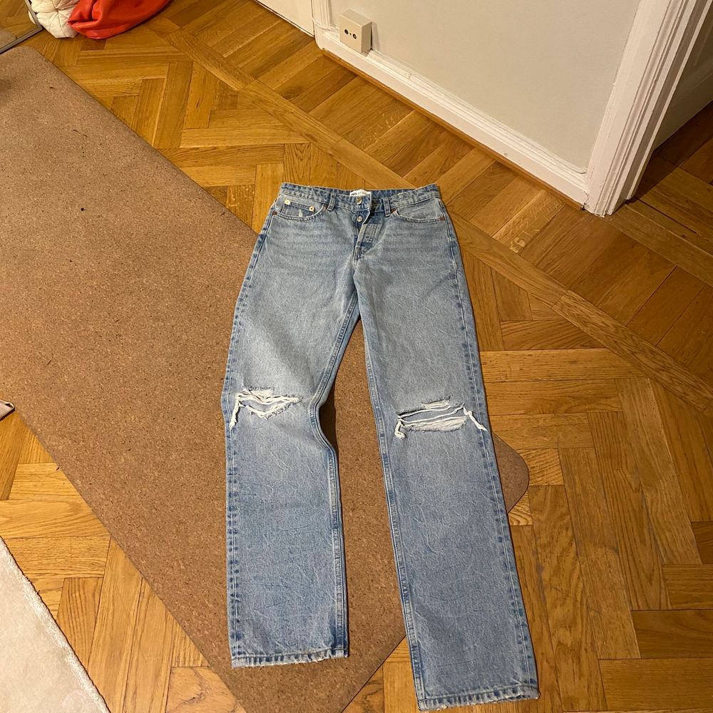Distressed jeans från Zara i strl 38, rättvisa i storleken och supersköna men bara inte min stil på jeans. . Jeans & Byxor.
