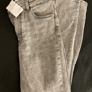 Jeans - Grå jeans från h&m helt oanvända.Storlek 40