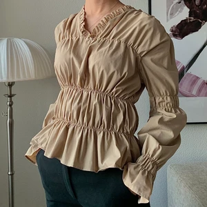 Beige topp  - Superfin oanvänd topp🤎 Passar storlekarna S & M. Köparen står för frakten! 