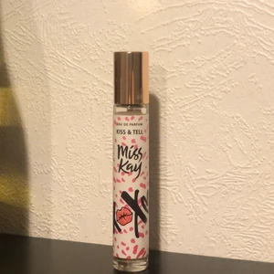 Parfym  - Har två #misskay parfymer från Lyko! Fick dem i en lyxbox men de kostar 90kr nypris, har endast sprutat en gång och den är helt full och ny! Doftar sött och godis!