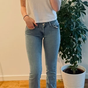 Levi's jeans - Lågmidjade bootcutjeans från Levi's i storleken W24.