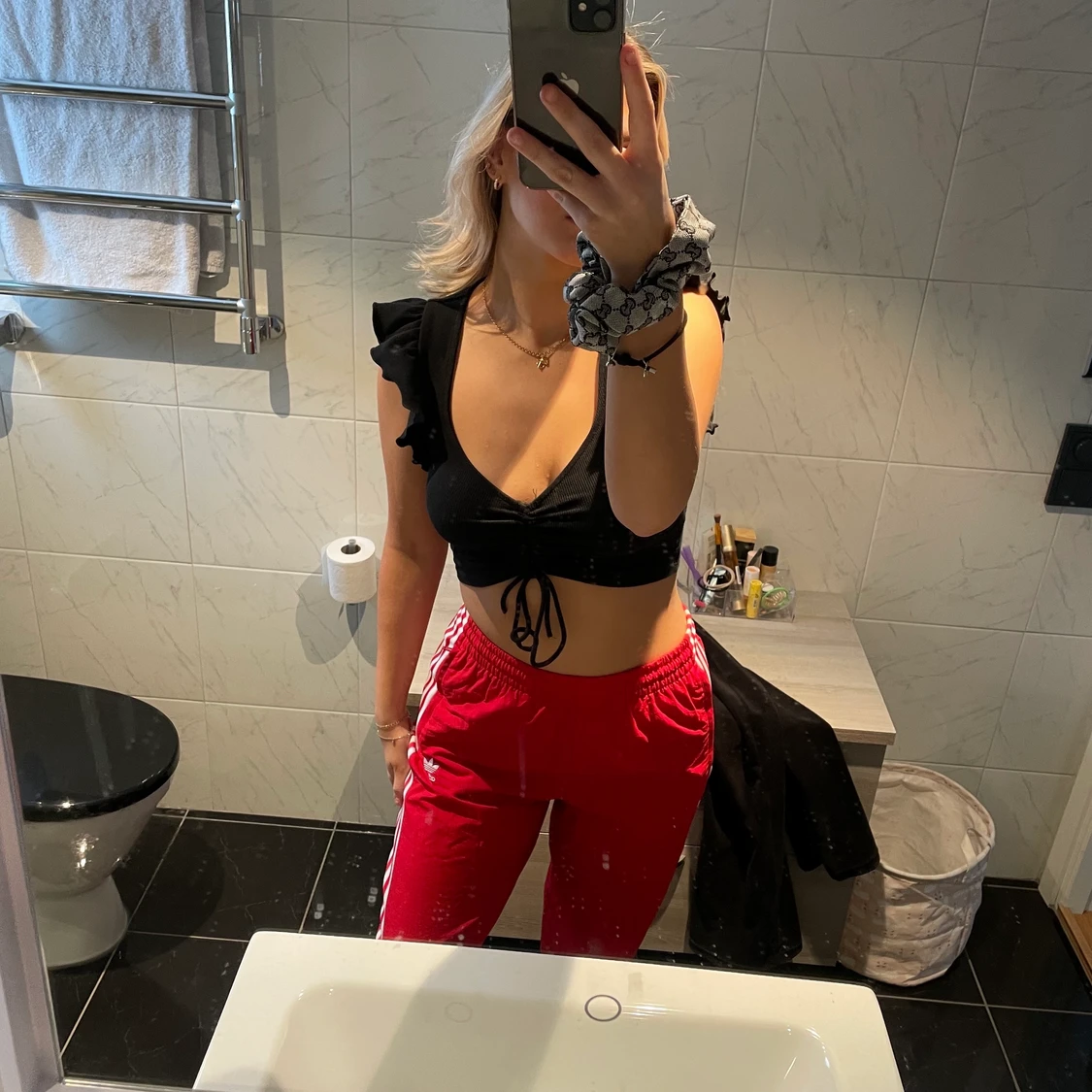 Röda adidas byxor i ”prassligt” material