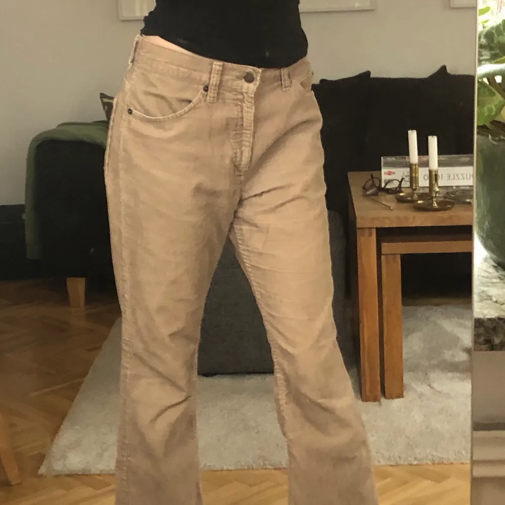 Jätte snygga beiga Manchester byxor som tyvär är för korta på mig 🥰. Jeans & Byxor.