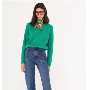 Grön tröja från Zara  - Slutsåld tröja från zara av Ylle och Alpackaull. I nyskick och har endast använts några få gånger. Säljer på grund av att det inte riktigt är min stil💞✨ Buda i kommentarerna