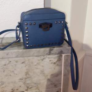 Cool stockholmstil mörkblå väska med silver nitar från Primark 🤍🤍