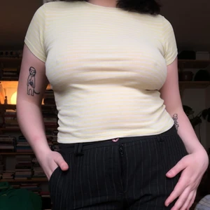 T-shirt - Fin ljusgul t-shirt i strl XS från Monki, väldigt töjbar så passar fler och större storleker 