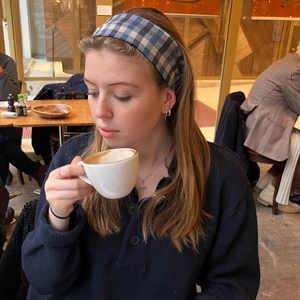 Rutigt hårband  - Rutigt hårband i Ganni-inspirerad stil! Passar perfekt till vardags för att piffa upp looken! Finns även att köpa på vår instagram @choli.uf 