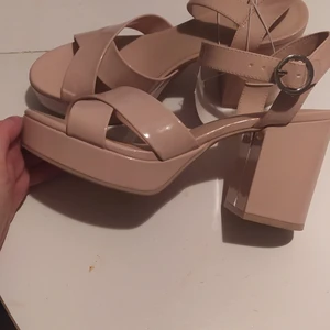 FYND! Helt nya strl 40 100kr - Nude/pink, 10 cm klack. Ord pris 299:- säljs för 100:- fraktar eller möts kring sthlm. Djur och rökfritt hem!