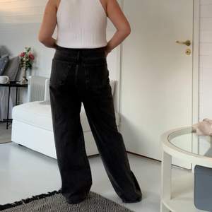 Jättefina mörka vida jeans i modellen Idun från Gina tricot, väl använda men i väldigt bra skick fortfarande, i storlek 42 och dom är rätt långa på mig som är 174 cm lång!💕