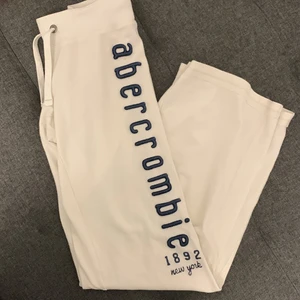 Vita byxor  - Säljer dem här superfina vita ”linnebyxor” kan man säga! Det är inte som linne byxor men vet inte vad jag ska kalla dem! Har inte använt dem alls! Dem är i jättebra skick! Det är storlek M men dem passar för någon som är 150-170, alltså typ S.