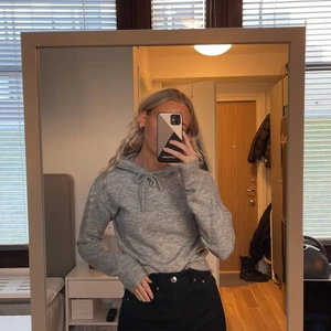 Grå tunn stickad tröja - Säljer denna gråa tunna stickade tröja med snörning där fram och en luva, då den ej kommer till användning🥰Sparsamt använd! Köparen står för frakt 📦 