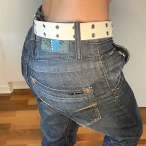 Blend jeans strl 32 - As coola jeans från märket Blend i strl 32. På mig sitter dem snyggt med bälte och går med till marken och jag är 162 cm lång och har strl 26. Väldigt cool stil och har snygga detaljer där bak. Skriv vid frågor. ❤️❤️