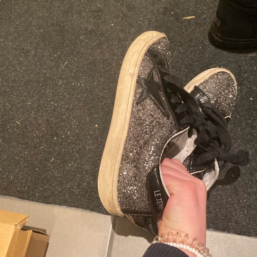 Väldigt snygga skor med glitter på, lite sönder se bild 3 men kontakta om du vill veta mer, pris går att diskutera 💘. Skor.