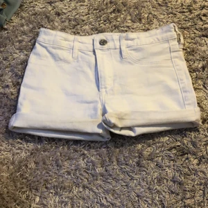 Ett par vita shorts  - Man viker shortsen själv men den är ändå fina⚪️