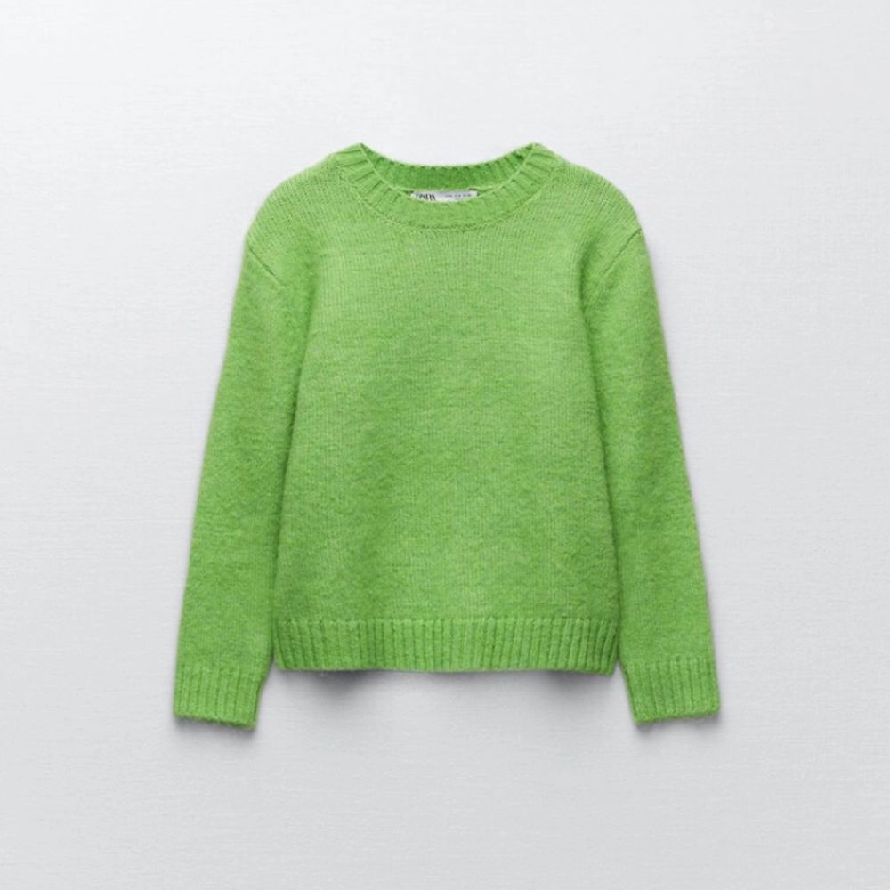 Stickad grön tröja från zara. Nypris 300. Oanvänd, mycket bra skick :). Stickat.