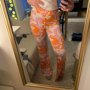 Coola byxor - Riktigt feta byxor från zara! Använda max 3 gånger! Väldigt mjuka och stretchiga💕 köparen står för frakten!