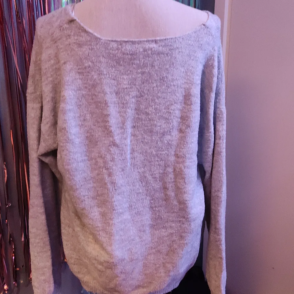 Grå långärmad tröja från lager 157, denna tröja är stretchig och har en V-neck uringnin. Tröjor & Koftor.