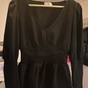 Topp - Säljer dena super snygga toppen! Passar perfekt att använda till vardags men även vid festligare tillfällen! Den kommer från nakd x AFJ! Den går inte att få tag på längre då den var limited edition! 100kr + frakt