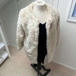 Kappa i fuskpäls  - Supermysig och fin vit/ beige kappa!! Bara använd några gånger så ser ut som ny:-) 🤍 