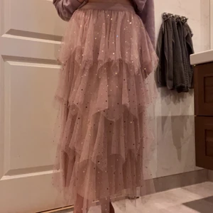 Sommarkjol  - Säljer min supersöta kjol som jag tyvärr inte använder längre 💔 den är i babyrosa och super fin, skulle säga att den passar till både S&M då den har resårband 💕 är 170 och köparen står för frakten 💞 skriv dm om du vill ha fler bilder 🤍🤍